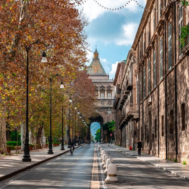 Eine Allee in Palermo mit Blick auf den Palazzo dei Normanni.