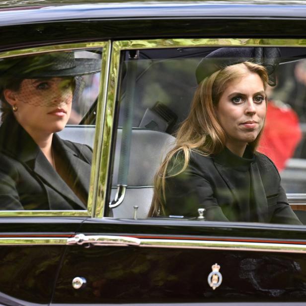 Prinzessin Beatrice und Prinzessin Eugenie fahren in einem Auto.
