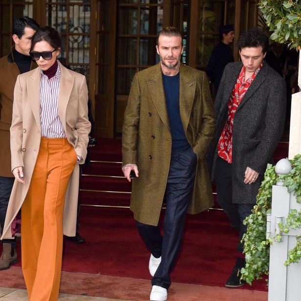 Victoria Beckham, David Beckham und Brooklyn Beckham verlassen ein Gebäude.