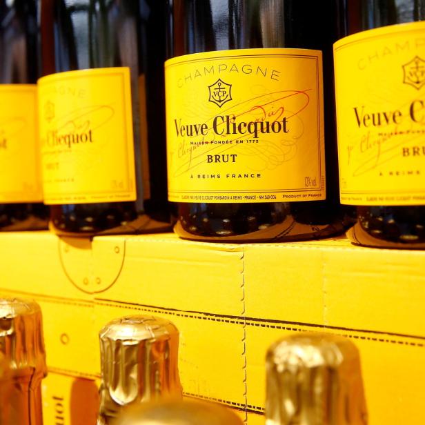 Mehrere Flaschen Veuve Clicquot Champagner stehen in gelben Kartons.