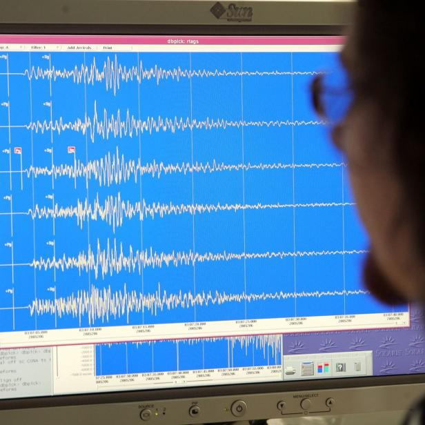 Archivbild: Ein ZAMG-Wissenschafter zeigt Ausschläge eines leichten Erdbebens