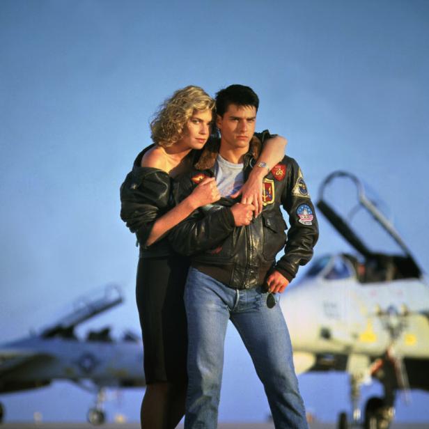 Tom Cruise und Kelly McGillis vor Kampfjets in „Top Gun“.