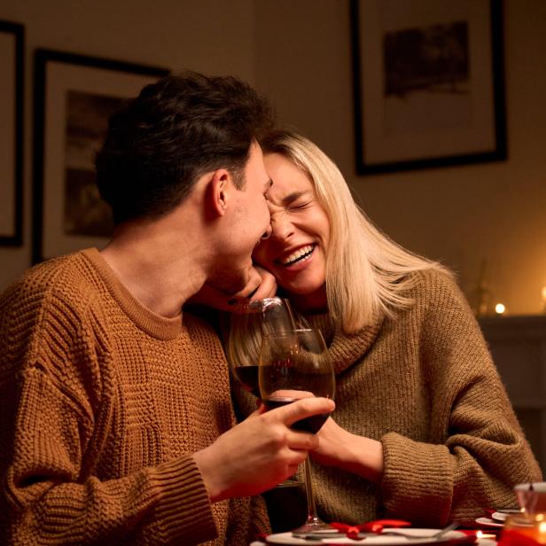 Paar beim Date kommt sich näher.