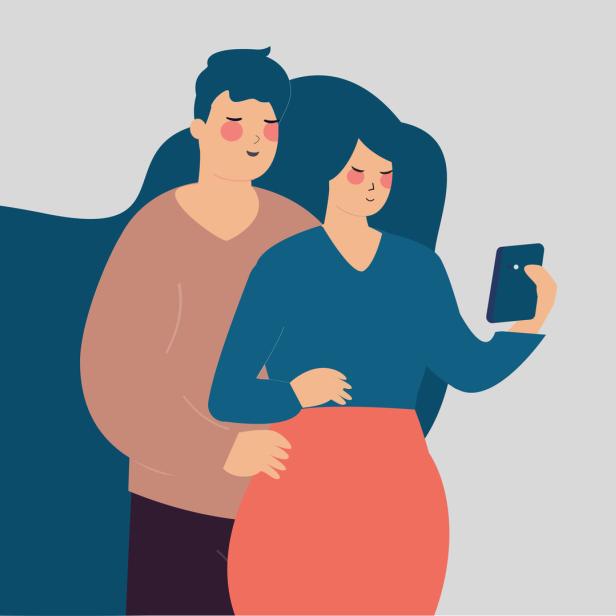 Ein Paar schaut gemeinsam auf ein Smartphone.