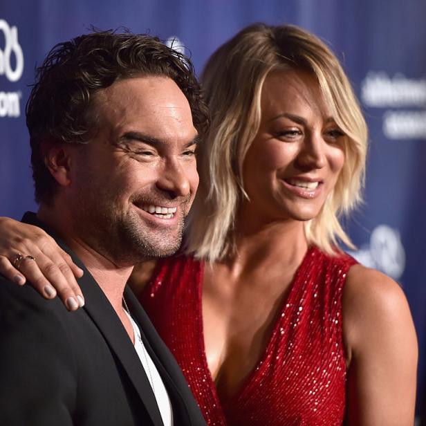 Kaley Cuoco und Johnny Galecki posieren lächelnd auf einer Veranstaltung der Alzheimer's Association.