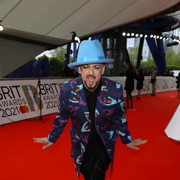 Boy George posiert auf dem roten Teppich der Brit Awards 2021.