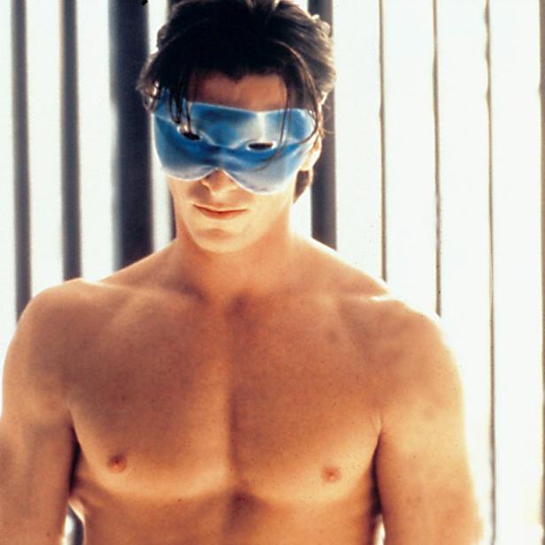 Christian Bale mit einer blauen Gesichtsmaske in seiner Rolle als Patrick Bateman in „American Psycho“.