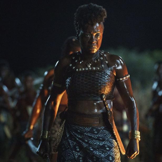 Viola Davis als Nanisca in einer Szene aus „The Woman King“.
