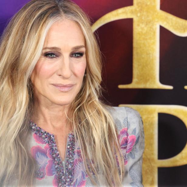 Sarah Jessica Parker posiert vor dem Schriftzug „And Just Like That…“.