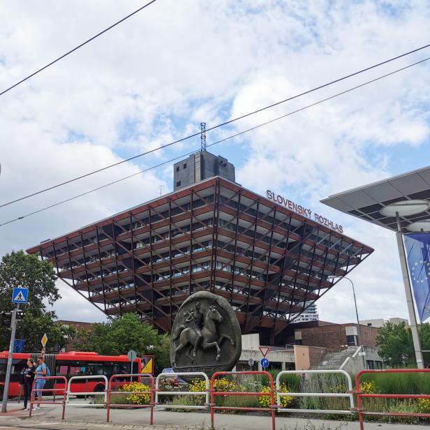 Das Gebäude des Slowakischen Rundfunks in Bratislava mit einem Reiterstandbild im Vordergrund.