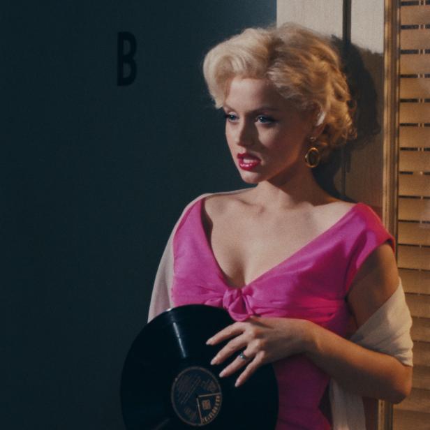 Ana de Armas als Marilyn Monroe im Film „Blonde“ mit einer Schallplatte in der Hand.