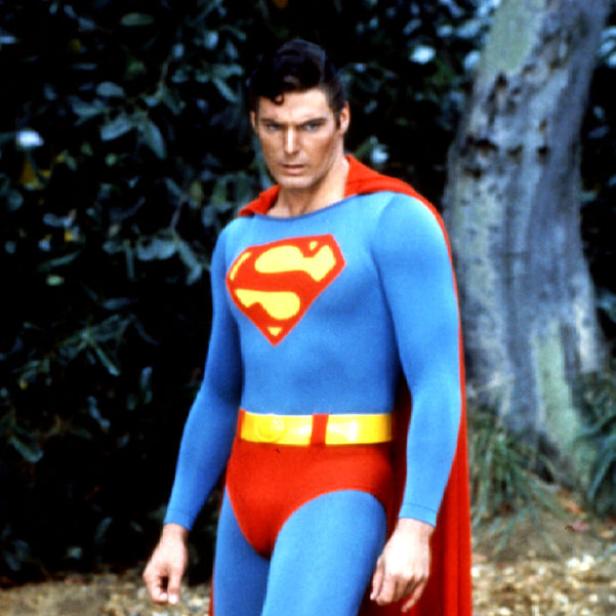 Christopher Reeve als Superman in voller Montur.