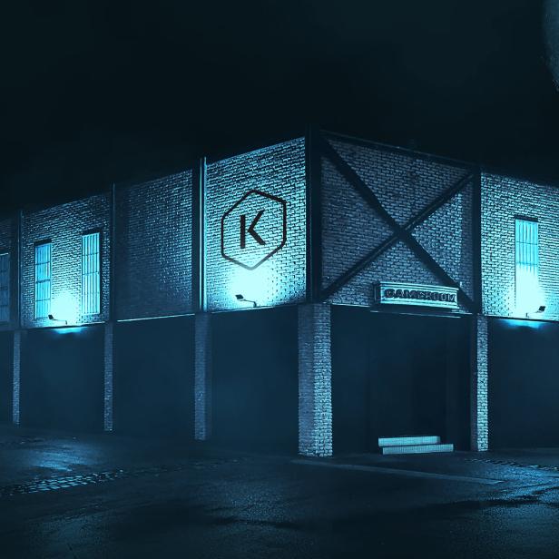 Ein Backsteingebäude mit der Aufschrift „Gameroom“ unter einem großen Mond bei Nacht.