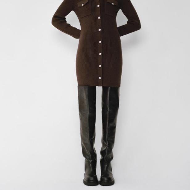 Eine Frau trägt ein braunes Strickkleid mit Knöpfen und schwarze Overknee-Stiefel.