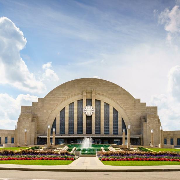 Das Cincinnati Museum Center at Union Terminal mit Springbrunnen und Blumenbeeten im Vordergrund.