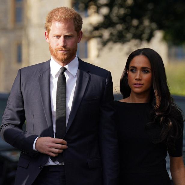 Prinz Harry und Meghan Markle halten Händchen.