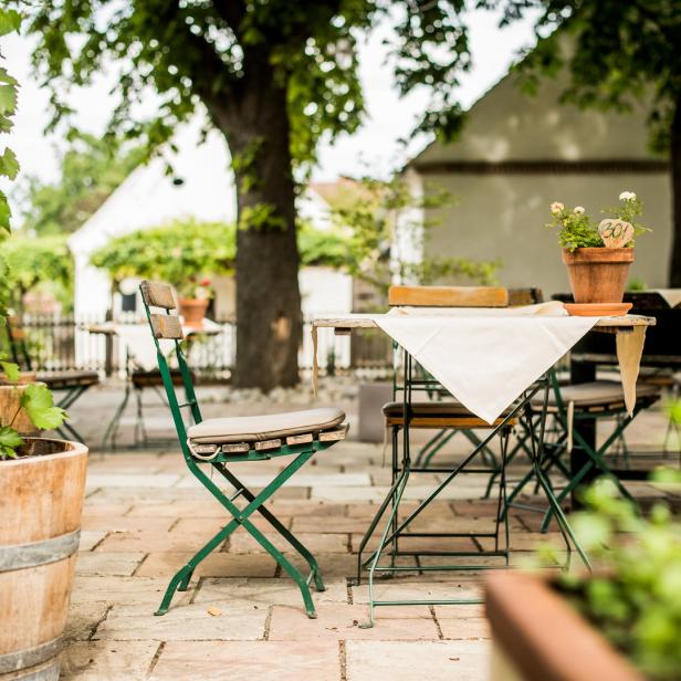 Tische und Stühle im Garten von Pollak’s Wirtshaus der Retzbacherhof.