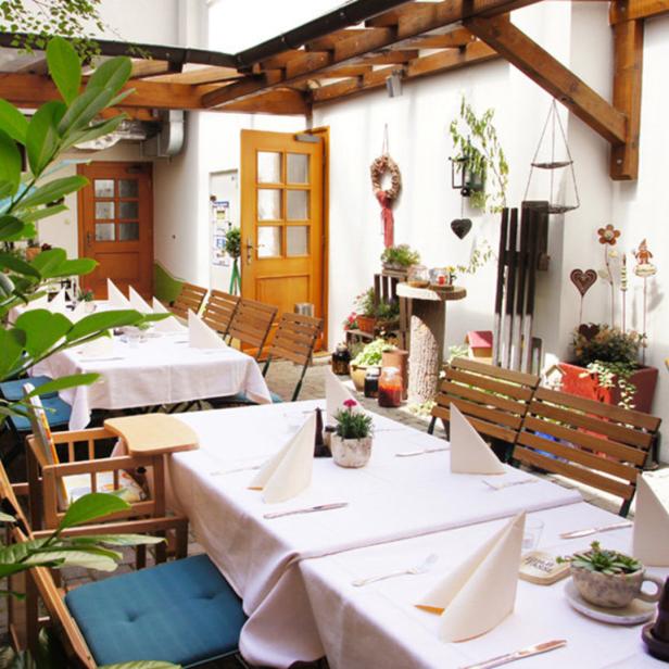 Der Außenbereich des Gasthauses Nährer mit gedeckten Tischen.