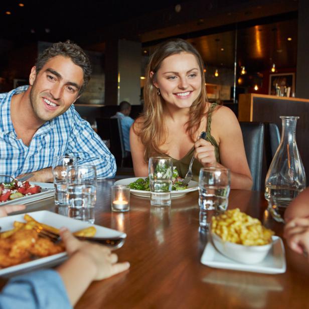 Eine Familie isst gemeinsam in einem Restaurant zu Abend.