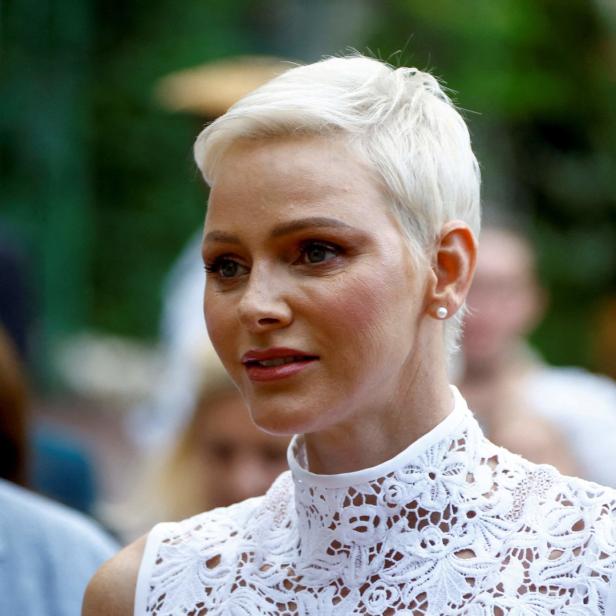 Fürstin Charlène von Monaco mit kurzem, blondem Haar und weißer Spitze.
