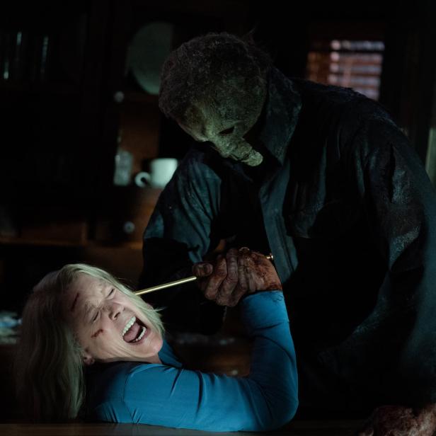 Michael Myers bedroht Laurie Strode mit einem Messer in einem dunklen Raum.