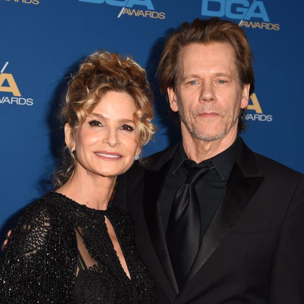 Kyra Sedgwick und Kevin Bacon posieren auf einer Preisverleihung.