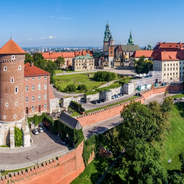 Panorama des Wawel-Schlosses in Krakau an einem sonnigen Tag.