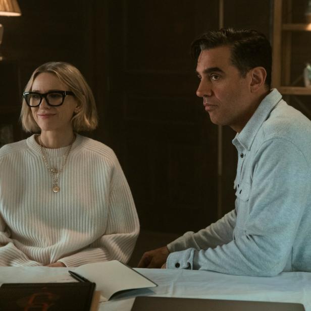 Naomi Watts und Bobby Cannavale sitzen an einem Tisch.
