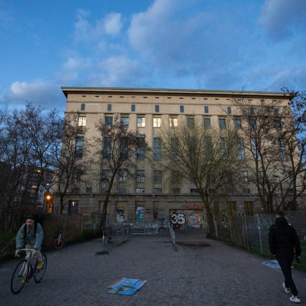 Ein Radfahrer fährt vor dem Berliner Techno-Club Berghain entlang.