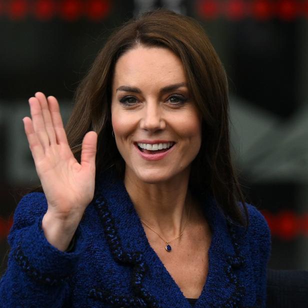 Catherine, Princess of Wales, lächelt und winkt.