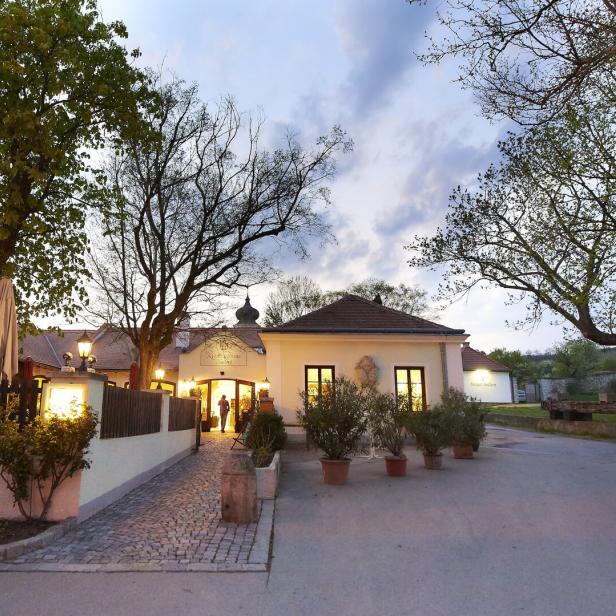 Das erleuchtete Restaurant „Kloster Und Thalhof“ in der Abenddämmerung.
