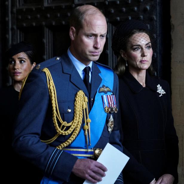 Prinz William, Prinz Harry, Meghan Markle und Prinzessin Kate bei einer Veranstaltung.