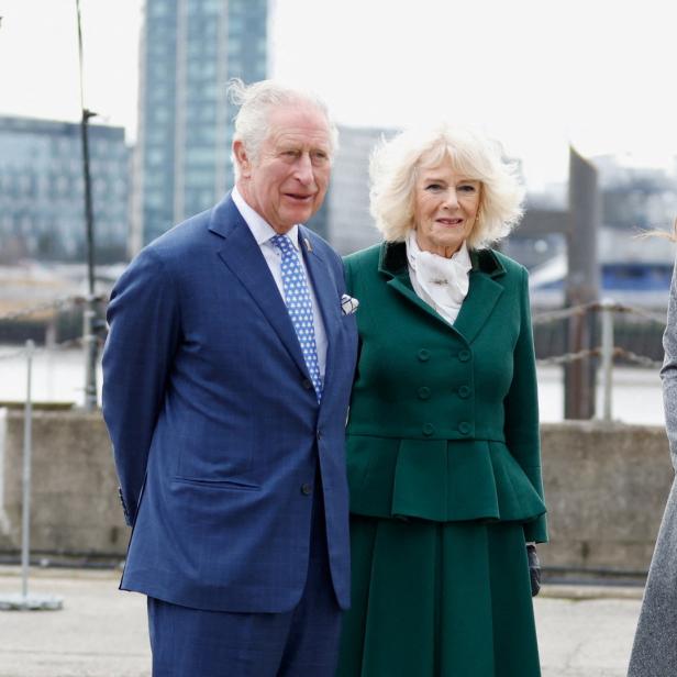 König Charles, Königin Camilla und Prinzessin Kate posieren für ein Foto.