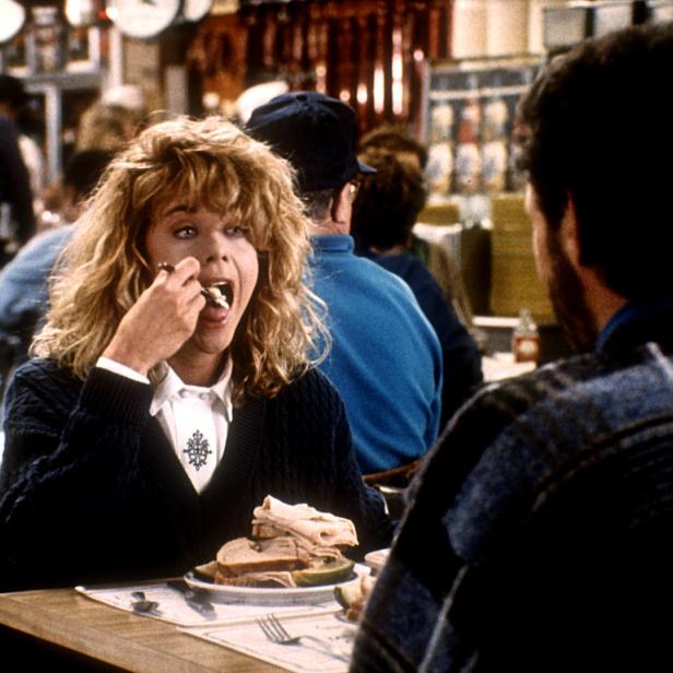 Meg Ryan isst in einer Szene aus dem Film „Harry und Sally“.