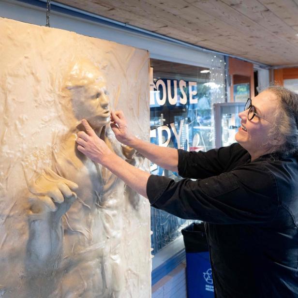 Eine Frau arbeitet an einer Skulptur von Han Solo in Karbonit.