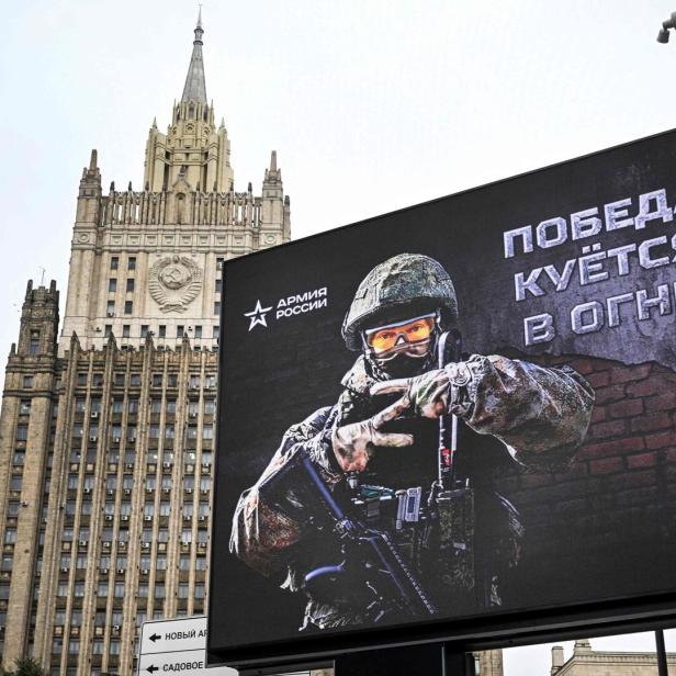 Ein Werbeplakat der russischen Armee vor dem Außenministerium in Moskau zeigt einen Soldaten mit dem Slogan „Der Sieg wird im Feuer geschmiedet“.