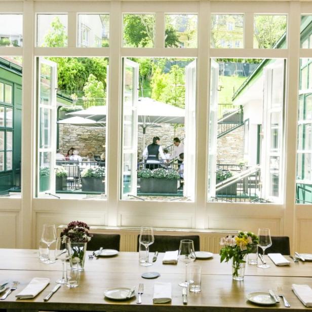 Ein gedeckter Tisch im „Pichlmaiers zum Herkner“ mit Blick auf die Terrasse.