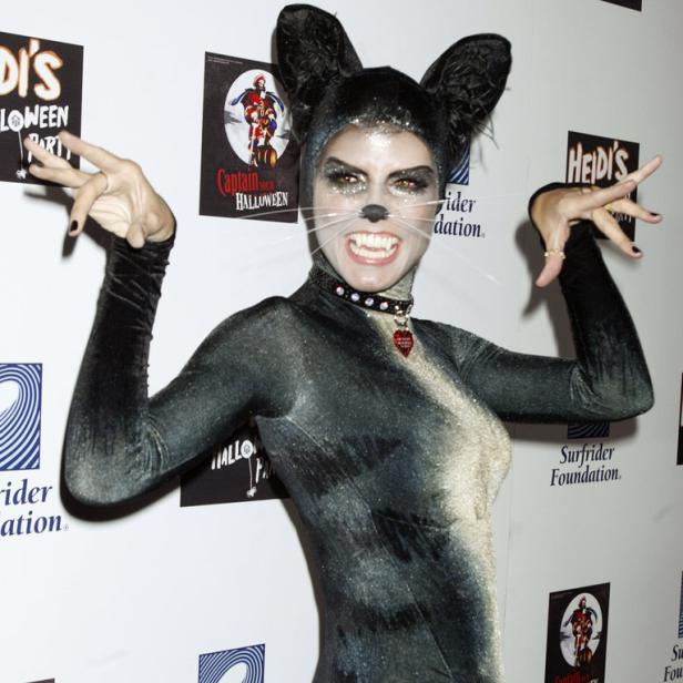 Heidi Klum, verkleidet als Katze, posiert auf ihrer Halloween-Party.