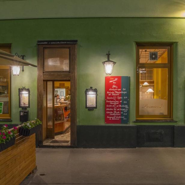 Das Restaurant „Zum Reznicek“ mit Speisekarte und Außenbereich in Wien.