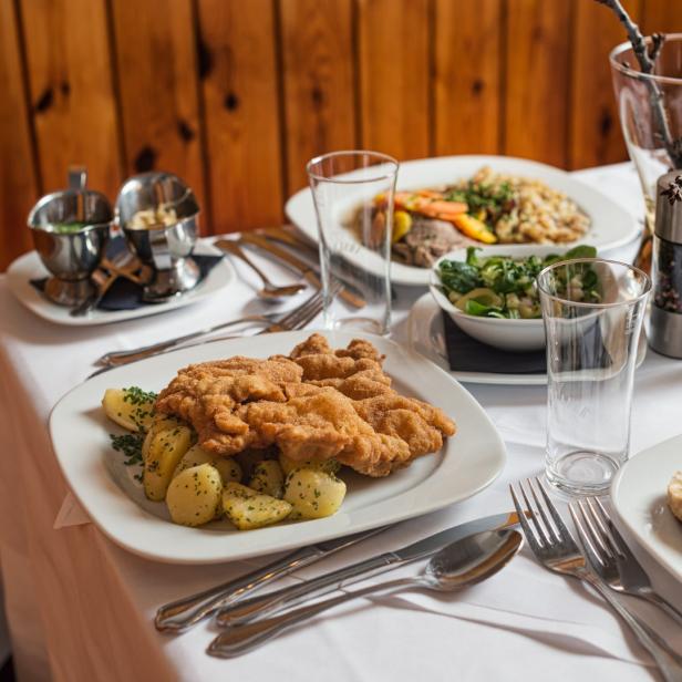 Ein Tisch im Gasthaus Stern ist mit verschiedenen Speisen gedeckt.