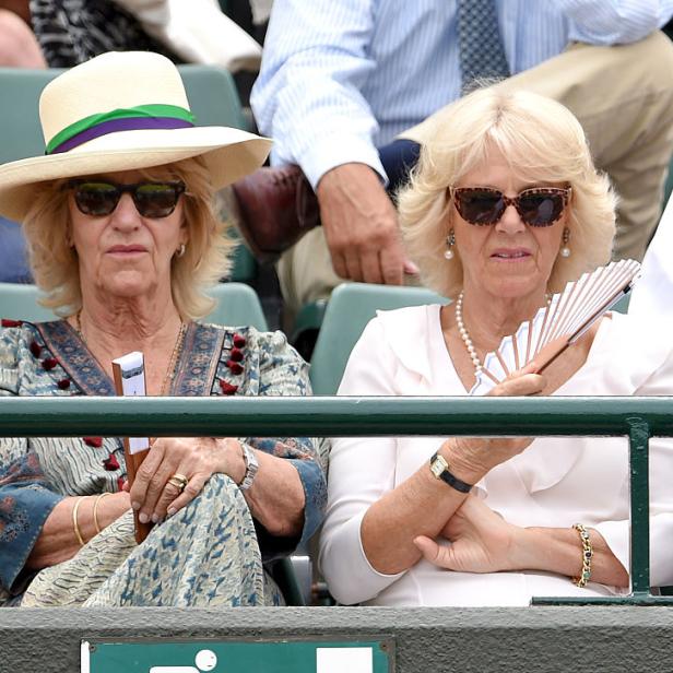 Camilla, Königin von Großbritannien, und eine weitere Frau sitzen auf der Tribüne.
