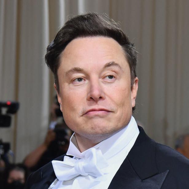 Porträt von Elon Musk mit Fliege und dunklem Anzug.