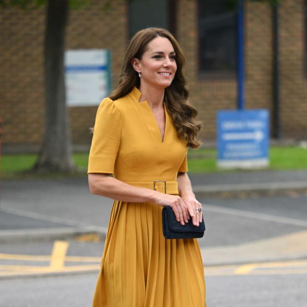 Prinzessin Kate trägt ein gelbes Kleid mit Plisseerock.