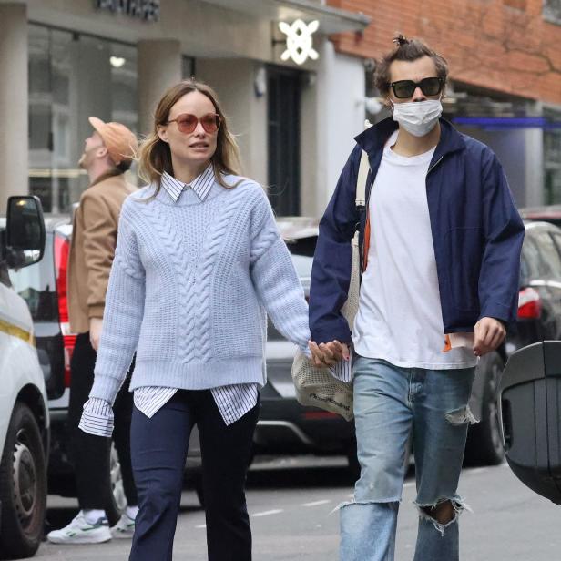 Olivia Wilde und Harry Styles gehen Händchen haltend die Straße entlang.