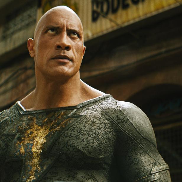 Dwayne „The Rock“ Johnson als Black Adam in seinem Superheldenkostüm.