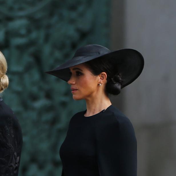 Sophie, Gräfin von Wessex, und Meghan, Herzogin von Sussex, tragen schwarze Hüte.