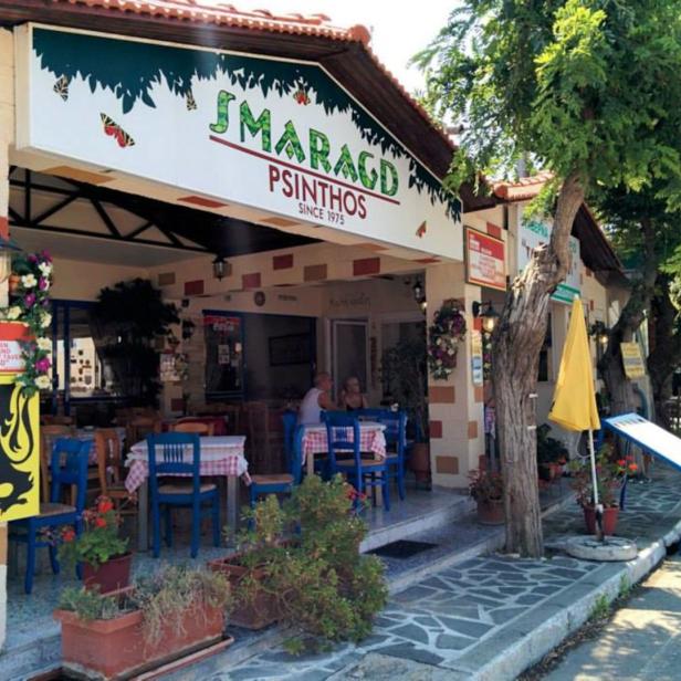 Das Restaurant „Smaragd“ in Psinthos mit Tischen im Freien.