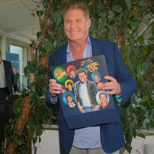 David Hasselhoff hält ein Album mit dem Titel „Birthday Party Your Hasselhoff“.