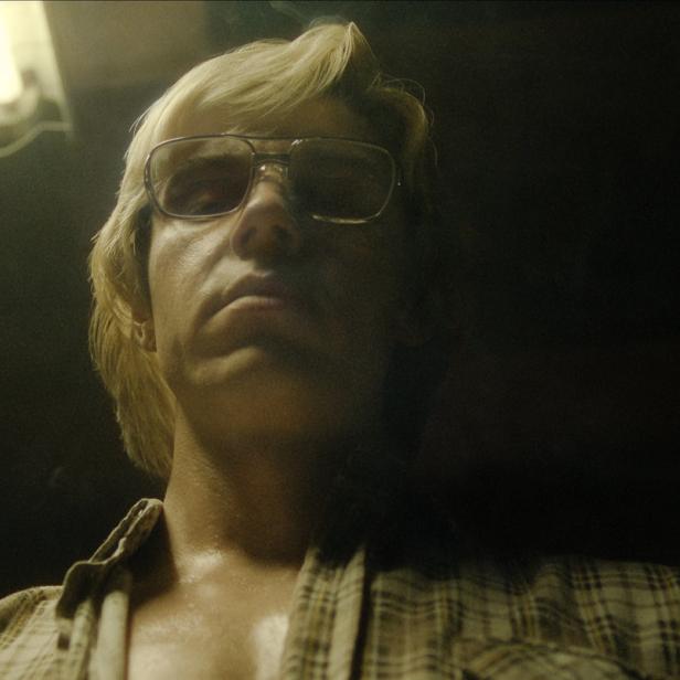 Ein Mann mit blonden Haaren und Brille blickt von oben in die Kamera.
