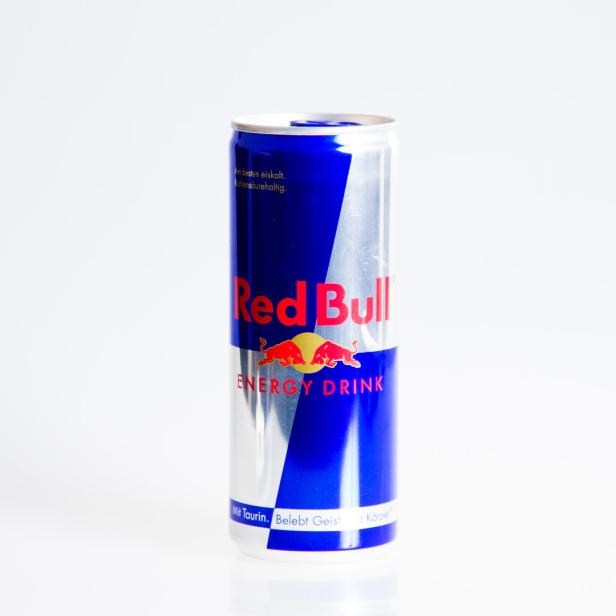 Eine Dose Red Bull Energy Drink vor einem weißen Hintergrund.